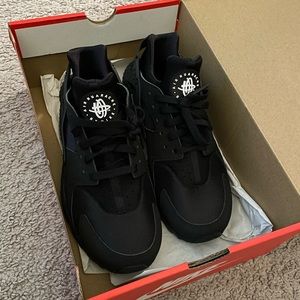 Nike Air Huarache “Black on Black/White Logo” Size 9.5